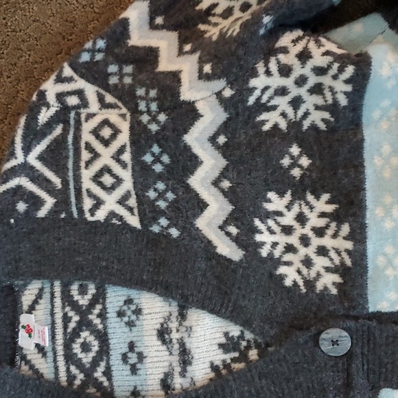 Womens Happy Holidays Snowflakes ❄️ Oversized Cardigan Sweater Size Sm/Med NWT - Picture 2 of 3